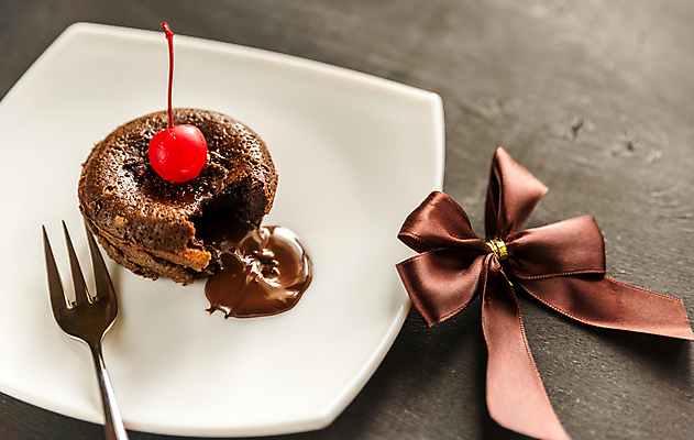 포토 JPG 해외이미지 접시 리본 포크 검은배경 실내 사람없음 초콜릿 흐름 체리 달콤 해외202004 퐁당오쇼콜라 해외포토 식기 백그라운드 컨셉 과일 디저트 내부 검은색 맛 파일형식 이미지허브