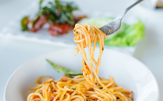 포토 JPG 해외이미지 전통 접시 음식 포크 잎 토마토 채소 재료 치즈 파스타 건강 스파게티 요리 사람없음 빨간색 초록색 식당 식사 저녁식사 이탈리아 소고기 흰색 신선 사발 닫기 맛 지중해 먹기 허브 레시피 바질 점심식사 해외202004 해외포토 식물 식기 유럽 바다 컬러 컨셉 모션 유제품 서양음식 육류 상점 사기그릇 파일형식 이미지허브