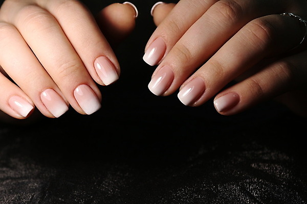 포토 JPG 해외이미지 손 디자인 여자 분홍색 백그라운드 손가락 미술 사람없음 유행 보라색 못 손톱관리 손톱 광택 니스 스타일 해외202004 해외포토 컬러 문화예술 사람 신체부위 공구 네일아트 파일형식 이미지허브