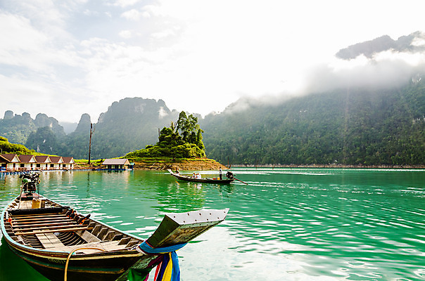 포토 JPG 해외이미지 구름 유럽 아시아 호수 여행 태국 자연 하늘 아침 산 주택 국립공원 사람 풍경 사람없음 목재 초록색 물 강 햇빛 여행객 항구 보트 크루즈 시골집 휴양지 방갈로 석호 내추럴 뗏목 터키석 해외202004 해외포토 주간 자연요소 나무 공원 나라 교통수단 컬러 배_교통 재료 교통시설 숙소 건물 태양 장소 보석 생태계 파일형식 이미지허브