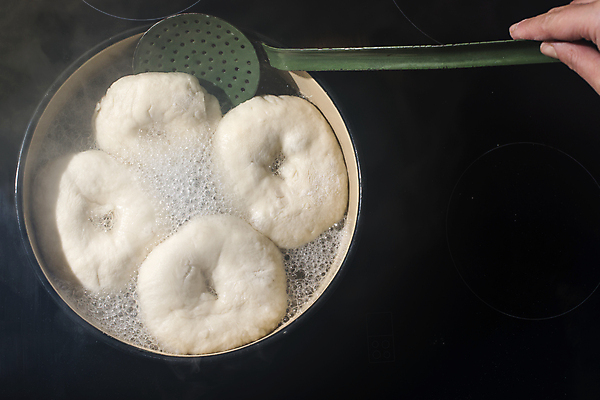 포토 JPG 해외이미지 손 검은배경 실내 신체부위 냄비 베이글 끓이기 삶기 해외202004 해외포토 빵 백그라운드 모션 사람 내부 검은색 솥 파일형식 이미지허브