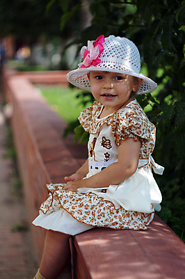 포토 JPG 해외이미지 응시 거리 한명 미소 앉기 여름 아기 6월 7월 해외202004 해외포토 1 시선 계절 모션 표정 사람 날짜 파일형식 이미지허브