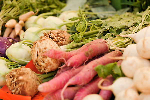 포토 JPG 해외이미지 주간 웰빙 채소 사람없음 야외 아웃포커스 당근 신선 무 유기농 채소가게 해외202004 해외포토 자연요소 뿌리채소 촬영기법 상점 파일형식 이미지허브