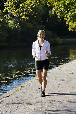 포토 JPG 해외이미지 모양 나무 라이프스타일 도로 스포츠 신발 잎 신체 반바지 모션 자연 따뜻함 건강 한명 사람 풍경 성인 야외 금발 달리기 조깅 맑음 봄 기차 몸무게 날씬함 연습 땀 마라톤 선로 양발 혼자 해외202004 해외포토 식물 1 헤어스타일 계절 길 육상교통 바지 교통시설 날씨 대중교통 경기 생활 운동 육상스포츠 몸매 생태계 파일형식 이미지허브