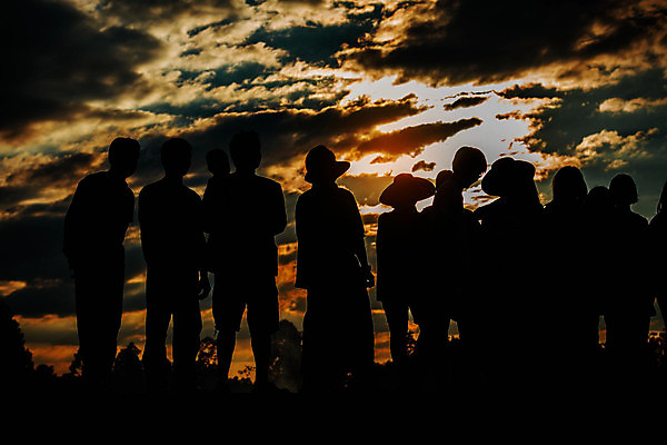 포토 JPG 해외이미지 구름 행복 실루엣 바다 휴가 함께함 그림자 여러명 성인 야외 여름 일몰 군중 성인만 해외202004 해외포토 자연요소 계절 감정 다수 컨셉 촬영기법 사람 노을 파일형식 이미지허브