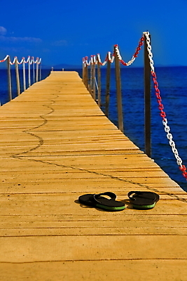 포토 JPG 해외이미지 길 바다 섬 여행 컨셉 탁자 하늘 휴가 슬리퍼 풍경 이벤트 사람없음 야외 목재 초록색 물 파란색 맑음 산책로 오솔길 휴양지 언론 바둑 완벽 이국적 파라다이스 해외202004 해외포토 자연요소 나무 컬러 가구 신발 재료 놀이 날씨 장소 파일형식 이미지허브