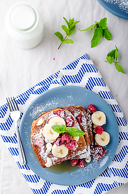 포토 JPG 해외이미지 접시 포크 바나나 실내 사람없음 하이앵글 우유 식탁보 우유병 민트 흰배경 슬라이스 산딸기 메이플시럽 슈가파우더 해외202004 프렌치토스트 해외포토 식기 뷰포인트 백그라운드 과일 병_용기 유제품 내부 흰색 허브 토스트 시럽 파일형식 이미지허브