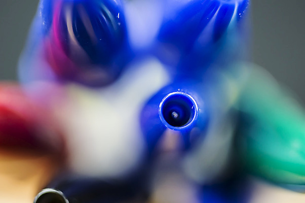 포토 JPG 해외이미지 종이 비즈니스 장신구 통신 공 학교 문구용품 잉크 사람없음 파란색 스터디 사무실 연필 펜 볼펜 검은색 쪽지 공구 업무 닫기 계약 오브젝트 사인 펜촉 광택 비서 서명 고립 해외202004 해외포토 직업 교육 컬러 모션 학용품 학습 필기구 도구 작업 파일형식 이미지허브