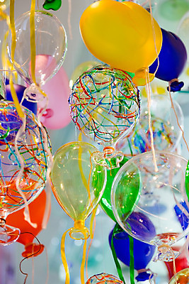 포토 JPG 해외이미지 행복 백그라운드 컨셉 유리 추상 휴가 기념 발렌타인데이 종류 선물 사랑 이벤트 사람없음 장식 빨간색 파란색 빛 컬러풀 노란색 파티 상점 희망 이탈리아 꿈 마음 축하 투명 닫기 수집 그림 엽서 베네치아 유리그릇 풍선 수공예 강렬 핸드메이드 해외202004 해외포토 그릇 감정 유럽 컬러 무늬 모션 데이이벤트 재질 공예 편지 파일형식 이미지허브