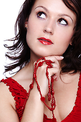 포토 JPG 해외이미지 백인 모델 1 라이프스타일 응시 여자 유럽 얼굴 목걸이 갈색머리 한명 사람 빨간색 유행 흰색 고립 해외202004 해외포토 서양인 헤어스타일 시선 나라 컬러 장신구 생활 신체부위 파일형식 이미지허브