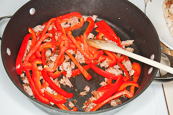 포토 JPG 해외이미지 접시 음식 빵 다이어트 토마토 채소 양파 파스타 파슬리 건강 마늘 육류 요리 사람없음 빨간색 주방 식사 저녁식사 치킨 이탈리아 샐러드 신선 뜨거움 맛 가슴 먹기 허브 준비 유기농 올리브 매움 후추 바질 점심식사 입가심 핸드메이드 해외202004 해외포토 식물 식기 웰빙 열매 유럽 컬러 컨셉 식재료 모션 서양음식 신체부위 향신료 닭고기요리 파일형식 이미지허브