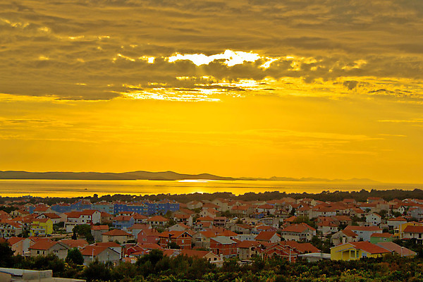 포토 JPG 해외이미지 구름 실루엣 바다 섬 오렌지 건축양식 자연 하늘 표면 지붕 날씨 주택 안테나 풍경 사람없음 물 여름 태양 반사 노란색 검은색 황혼 일몰 놀람 새벽 광선 황금 저녁 지중해 크로아티아 내추럴 수평선 막 해외202004 해외포토 자연요소 계절 건축 감정 유럽 컬러 과일 통신 촬영기법 표정 건물 노을 야간 생태계 파일형식 이미지허브