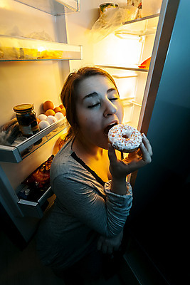 포토 JPG 해외이미지 응시 여자 음식 셔츠 신체 다이어트 청소년 주택 건강 사탕 요리 한명 사람 숫자 문 크래커 케이크 주방 식사 저녁식사 어둠 기계 도넛 달콤 맛 야간 저녁 먹기 기아 배고픔 냉장고 점심식사 해로움 혼자 해외202004 해외포토 자연요소 문자 1 시선 컨셉 상의 모션 디저트 건물 쿠키 가전제품 사회이슈 파일형식 이미지허브