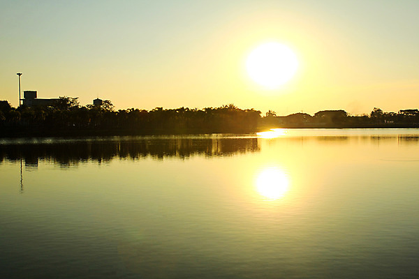 포토 JPG 해외이미지 나무 공원 아시아 호수 여행 백그라운드 태국 자연 하늘 휴가 미술 풍경 사람없음 장식 초록색 물 태양 항구 교수 일몰 연못 도시 저녁 큼 심볼 장면 방문 일반 수평선 해외202004 해외포토 자연요소 식물 공공시설 나라 컬러 교통시설 문화예술 노을 교사 야간 크기 생태계 파일형식 이미지허브