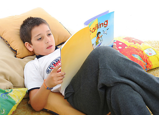 포토 JPG 해외이미지 1 학생 교육 남자 어린이 남학생 쿠션 셔츠 학교 베개 이야기 한명 사람 소년 책 독서 침묵 카펫 유치원 방 시간 집중 읽기 페이지 거짓말 관심 혼자 해외202004 해외포토 컨셉 상의 침구 모션 소리 파일형식 이미지허브