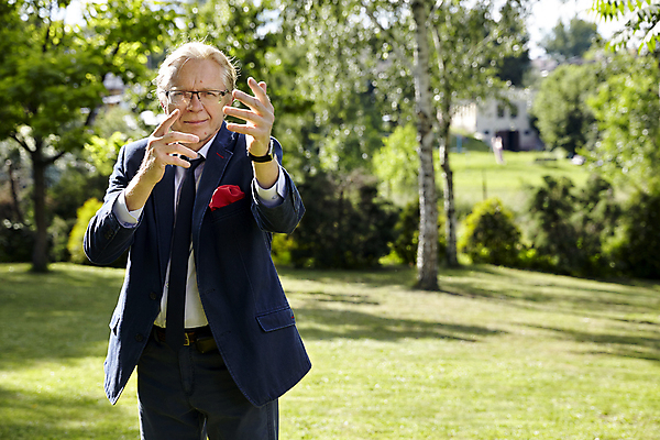 포토 JPG 해외이미지 나무 식물 백인 라이프스타일 손 응시 남자 안경 얼굴 중년 와이셔츠 자연 넥타이 한명 서기 사람 손짓 성인 야외 가로 초록색 여름 햇빛 정원 재킷 시골 우아함 토론 화창 해외202004 해외포토 서양인 1 시선 잡화 계절 컬러 컨셉 셔츠 모션 날씨 생활 신체부위 태양 외투 생태계 파일형식 이미지허브