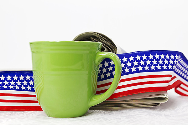 포토 JPG 해외이미지 커피 비즈니스 아침 사람없음 일상 가로 빨간색 파란색 미국 줄무늬 흰색 깃발 애국심 해외202004 해외포토 주간 음료 컬러 북아메리카 무늬 라이프 파일형식 이미지허브