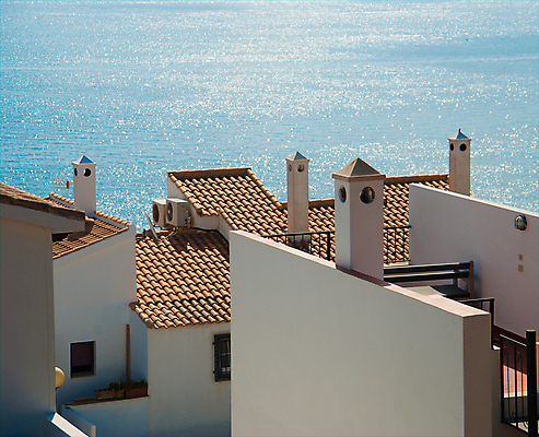 포토 JPG 해외이미지 바다 건축양식 부동산 주택 굴뚝 풍경 사람없음 여름 햇빛 맑음 스페인 옥상 지중해 타일 휴양지 알리칸테 전용 해외202004 해외포토 계절 건축 유럽 날씨 건물 태양 장소 재산 파일형식 이미지허브