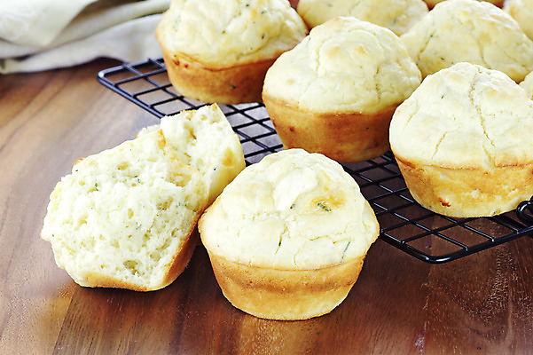 포토 JPG 해외이미지 음식 빵 치즈 요리 사람없음 세로 노란색 사진촬영 침묵 아침식사 인스턴트 상품 굽기 허브 준비 그림 머핀 신발장 입가심 정물화 페스츄리 안락 해외202004 해외포토 식물 컬러 컨셉 유제품 촬영 식사 소리 구이 파일형식 이미지허브