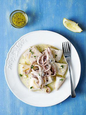 포토 JPG 해외이미지 음식 요리 사람없음 옆모습 세로 시골 신선 그릴 지중해 해산물 오징어 해외202004 해외포토 바다 뷰포인트 주방용품 연체동물 수중동물 파일형식 이미지허브