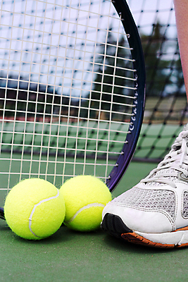 포토 JPG 해외이미지 주간 운동화 발 야외 아웃포커스 신체부위 테니스 테니스라켓 테니스장 테니스공 해외202004 해외포토 자연요소 신발 공 스포츠시설 촬영기법 사람 구기 라켓 테니스용품 파일형식 이미지허브