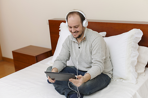 포토 JPG 해외이미지 전신 남자 휴식 실내 한명 미소 사람 앉기 성인 옆모습 태블릿 헤드폰 침대 잡기 성인남자한명만 해외202004 해외포토 1 뷰포인트 음향기기 가구 컨셉 모션 표정 내부 전자제품 스마트기기 남자한명만 성인남자만 파일형식 이미지허브