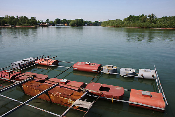포토 JPG 해외이미지 자연 주택 풍경 사람없음 야외 물 파란색 강 컬러풀 금속 숲 강가 리빙 뗏목 세르비아 해외202004 해외포토 자연요소 교통수단 컬러 배_교통 재질 건물 생태계 파일형식 이미지허브