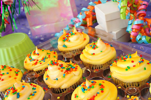 포토 JPG 해외이미지 리본 음식 디저트 선물 이벤트 사람없음 빛 컬러풀 파티 케이크 얼음 축하 생일 달콤 컵케이크 뿌리기 프로스팅 해외202004 해외포토 자연요소 기념일 컬러 컨셉 모션 맛 제빵 파일형식 이미지허브