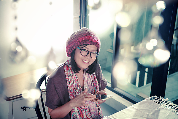 포토 JPG 해외이미지 라이프스타일 여자 행복 얼굴 신체 태국 휴가 휴식 건강 한명 웃음 사람 동양인 스마트폰 핸드폰 쇼핑 디지털 기쁨 치아 연결 소통 해외202004 해외포토 1 감정 아시아 컨셉 표정 인종 생활 신체부위 전자제품 스마트기기 소화기관 파일형식 이미지허브