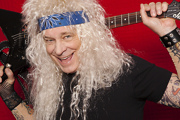 포토 JPG 해외이미지 스튜디오촬영 백인 1 긴머리 옷 남자 악기 중년 50대 실내 한명 미소 사람 근접촬영 성인 빨간색 마주보기 연주자 음악가 기타 잡기 일렉기타 가발 기타리스트 락스타 중년남자만 반다나 해외202004 해외포토 서양인 직업 헤어스타일 음악 뷰포인트 컬러 모션 현악기 표정 내부 남자만 중년만 파일형식 헤어액세사리 이미지허브