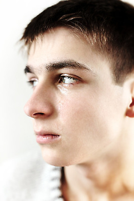 포토 JPG 해외이미지 백인 1 남자 감정 얼굴 벽 백그라운드 생각 스트레스 주택 실내 피곤 관리 한명 사람 앉기 청년 10대 고통 슬픔 흰색 상처 스웨터 눈물 고민 걱정 싱글 문제 우울증 트러블 해외202004 해외포토 서양인 컬러 컨셉 상의 모션 청소년 성인 내부 건물 신체부위 질병 파일형식 이미지허브