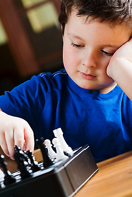 포토 JPG 해외이미지 백인 라이프스타일 남자 어린이 놀이 한명 사람 앉기 소년 게임 체스 계획 집중 해외202004 해외포토 서양인 1 컨셉 모션 생활 파일형식 이미지허브