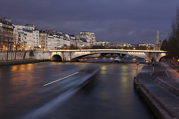 포토 JPG 해외이미지 건축양식 거리 주택 풍경 사람없음 야외 건물 빛 프랑스 도시 보트 야간 파리_프랑스 센강 가교 해외202004 해외포토 자연요소 건축물 건축 유럽 배_교통 강 파일형식 이미지허브