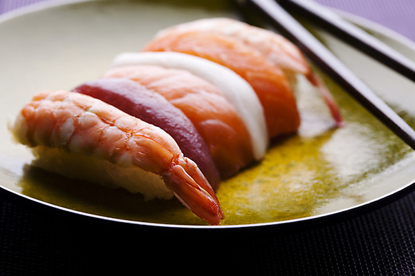 포토 JPG 해외이미지 전통 접시 아시아 음식 바다 다이어트 채소 젓가락 탁자 밥 오이 새우 건강 어류 동양인 사람없음 빨간색 주방 일본 식사 저녁식사 초밥 회 신선 해조류 두루마리 자르기 해산물 대나무 준비 날것 연어 동쪽 점심식사 해외202004 해외포토 나무 식기 나라 컬러 가구 모션 수저 갑각류 인종 수중동물 해양식물 방향 일본음식 파일형식 이미지허브