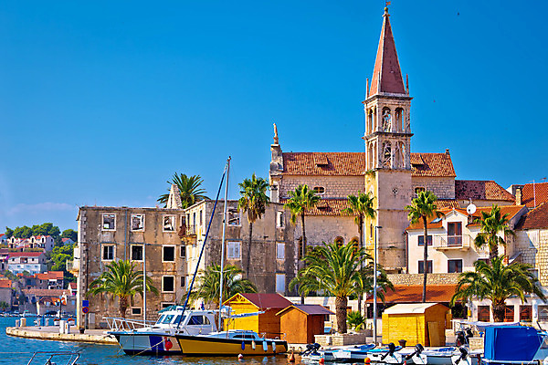 포토 JPG 해외이미지 나무 바다 섬 여행 자연 하늘 주택 파노라마 손바닥 풍경 사람없음 건물 초록색 물 파란색 컬러풀 교회 여행객 탑 항구 놀람 산책로 도시 소나무 만 보트 지중해 타운 크로아티아 터키석 해외202004 해외포토 자연요소 식물 건축물 손 감정 유럽 길 컬러 배_교통 종교건축 교통시설 촬영기법 표정 사람 보석 생태계 파일형식 이미지허브