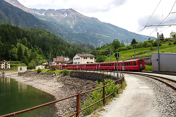 포토 JPG 해외이미지 유럽 여행 교통시설 자연 휴가 산 사람없음 빨간색 여름 기차 시골 표현 숲 스위스 빙하 알프스 선로 해외202004 해외포토 계절 나라 육상교통 컬러 교통 대중교통 시설 생태계 파일형식 이미지허브