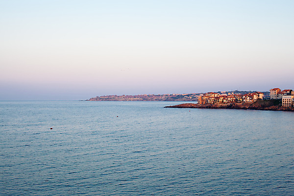 포토 JPG 해외이미지 유럽 파도 바다 건축양식 자연 하늘 지붕 주택 사람없음 야외 건물 가로 빨간색 초록색 파란색 일몰 흰색 저녁 작음 휴양지 타운 불가리아 해외202004 해외포토 건축물 건축 나라 컬러 노을 장소 도시 야간 크기 생태계 파일형식 남유럽 이미지허브