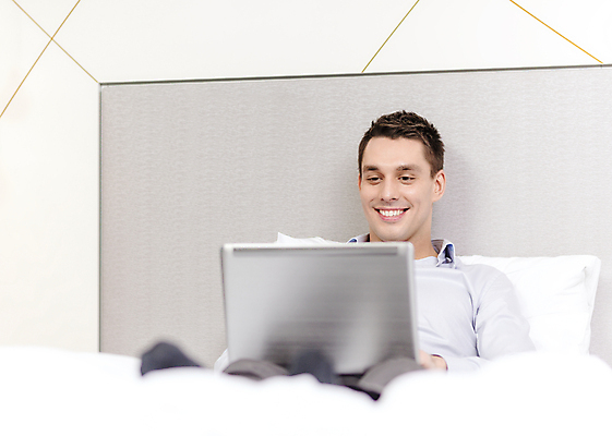 포토 JPG 해외이미지 남자 비즈니스 휴식 실내 한명 미소 사람 상반신 성인 앞모습 노트북 기댐 침대 비즈니스맨 소셜 성인남자한명만 해외202004 해외포토 1 뷰포인트 가구 컨셉 모션 표정 내부 전자제품 직장인 남자한명만 성인남자만 파일형식 이미지허브