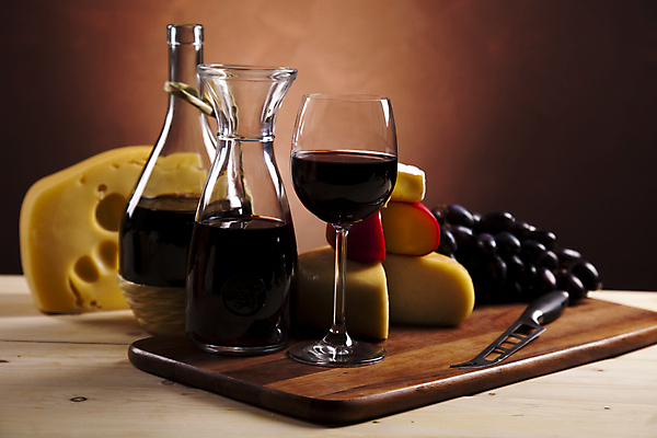 포토 JPG 해외이미지 와인잔 포도 유리병 치즈 사람없음 쌓기 와인병 나무도마 조각치즈 치즈나이프 갈색배경 해외202004 해외포토 조각 백그라운드 술잔 과일 모션 병_용기 유제품 도마 목재 갈색 와인 나이프 파일형식 이미지허브