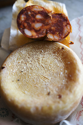 포토 JPG 해외이미지 손 치즈 사람없음 우유 껍질 양 원형 장인 살라미 해외202004 해외포토 도형 포유류 유제품 신체부위 파일형식 이미지허브