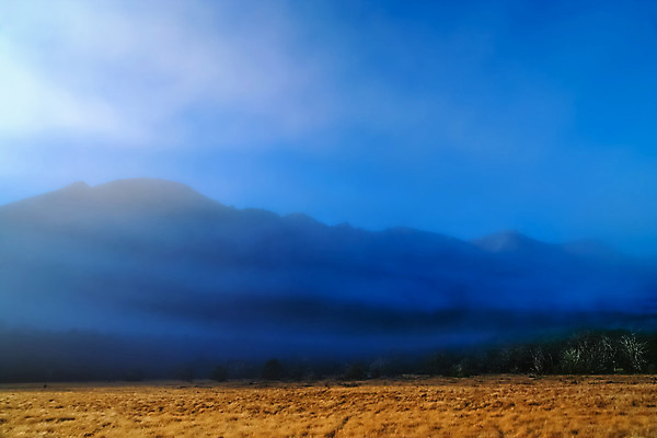 포토 JPG 해외이미지 나무 도로 섬 하늘 아침 새로움 산 파노라마 풍경 사람없음 야외 파란색 갈색 계곡 침묵 고요 추위 안개 오픈 고독 그림 알프스 멀리 남쪽 루트 뿌연 절정 평야 수평선 해외202004 해외포토 주간 식물 감정 유럽 길 컬러 컨셉 교통시설 자연 날씨 촬영기법 소리 방향 파일형식 이미지허브