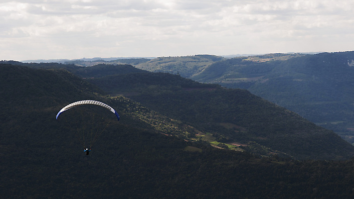 포토 JPG 해외이미지 구름 스포츠 날개 하늘 바람 산 안전 사람없음 파란색 경쟁 자유 도구 비행 남아메리카 헬멧 위험 무서움 이륙 브라질 남쪽 글라이더 무료 착륙 해외202004 해외포토 자연요소 감정 컬러 컨셉 날씨 아메리카 보호장비 방향 파일형식 이미지허브