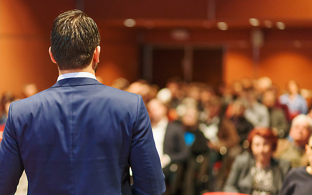 포토 JPG 해외이미지 남자 실내 한명 정장 상반신 성인 뒷모습 아웃포커스 비즈니스맨 강의 강당 세미나 성인남자한명만 해외202004 해외포토 1 옷 뷰포인트 비즈니스 촬영기법 사람 내부 직장인 남자한명만 성인남자만 파일형식 이미지허브