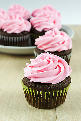 포토 JPG 해외이미지 접시 음식 분홍색 디저트 사람없음 케이크 초콜릿 얼음 대접 달콤 컵케이크 조리대 프로스팅 해외202004 해외포토 자연요소 식기 컬러 맛 제빵 파일형식 이미지허브