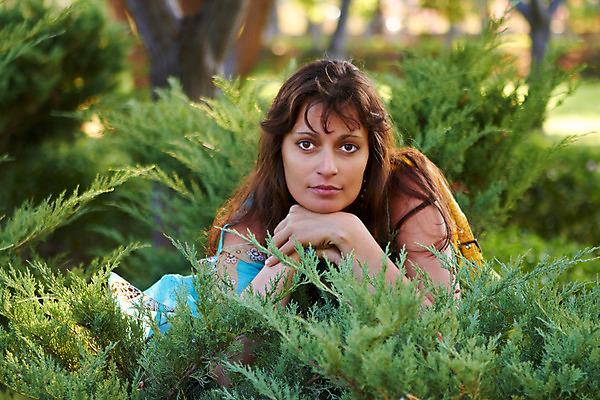 포토 JPG 해외이미지 나무 백인 1 여자 얼굴 잎 자연 한명 미소 사람 성인 야외 초록색 여름 햇빛 태양 머리 유행 침묵 어깨 해외202004 해외포토 자연요소 서양인 식물 계절 컬러 표정 신체부위 소리 생태계 파일형식 이미지허브