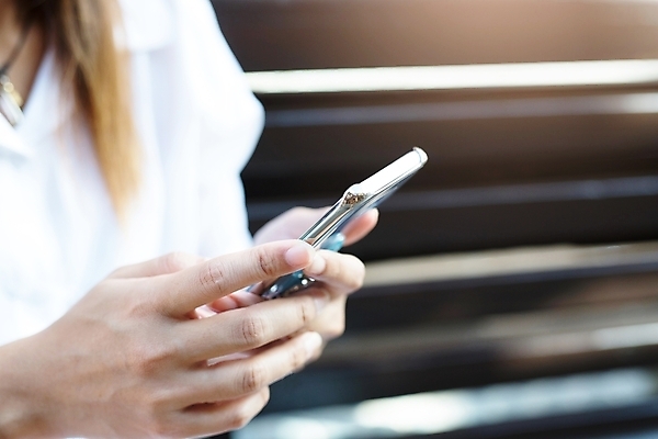 포토 JPG 해외이미지 1 라이프스타일 응시 공원 여자 호수 여행 백그라운드 배낭 통신 자연 하늘 아침 모바일 휴가 산 사람 동양인 풍경 사람없음 야외 초록색 여름 스마트폰 핸드폰 여행객 검은색 일몰 하이킹 가을 스마트 신호 백패커 전국 절정 하이커 해외202004 해외포토 주간 시선 계절 공공시설 컬러 컨셉 가방 레저 인종 생활 전자제품 스마트기기 노을 생태계 파일형식 이미지허브