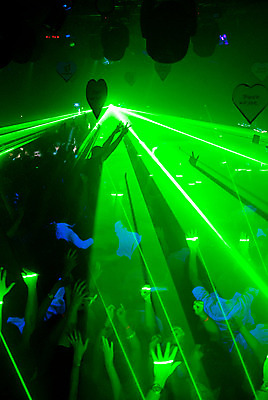 포토 JPG 해외이미지 남자 실루엣 문화 음악 전등 조명 주택 실내 사람 이벤트 사람없음 내부 장식 초록색 파티 어둠 소리 댄서 장비 분노 축하 춤 군중 야간 클럽 디스코 전자 오디오 문학 주말 빛망울 신맛 테크노 유흥 해외202004 해외포토 자연요소 직업 감정 컬러 컨셉 문화예술 촬영기법 건물 전자제품 빛 맛 파일형식 이미지허브