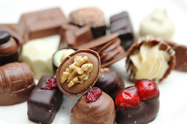 포토 JPG 해외이미지 커피 컨셉 크리스마스 과일 디저트 사탕 종류 선물 사람없음 장식 갈색 과자 초콜릿 우유 견과류 흰색 그룹 변화 고급 달콤 설탕 수집 먹기 벨기에 호두 코코아 프랄린 해외202004 해외포토 기념일 음료 음식 컬러 모션 유제품 맛 서유럽 파일형식 이미지허브