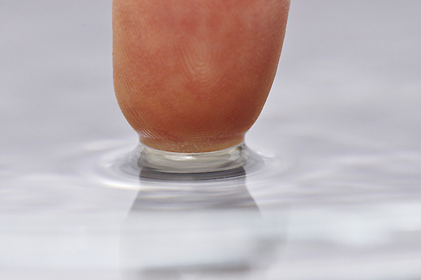 포토 JPG 해외이미지 손 물결 신체 손가락 자연 표면 사람 사람없음 물 반사 스파 터치 투명 액체 피부 순수 위생관리 해외202004 해외포토 자연요소 컨셉 관리 신체부위 생태계 파일형식 이미지허브