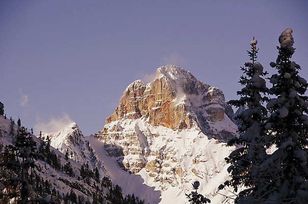 포토 JPG 해외이미지 나무 계절 선 스포츠 여행 크리스마스 겨울 자연 하늘 날씨 휴가 스키 산 주택 그림자 사람 풍경 경사 사람없음 야외 건물 목재 파란색 빛 산타클로스 교회 얼음 이탈리아 추위 바위 흰색 신선 스노우보드 숲 12월 언덕 알프스 장면 절정 해외202004 해외포토 자연요소 식물 건축물 기념일 유럽 컬러 재료 종교건축 겨울스포츠 돌_바위 보드_스포츠 날짜 생태계 파일형식 이미지허브